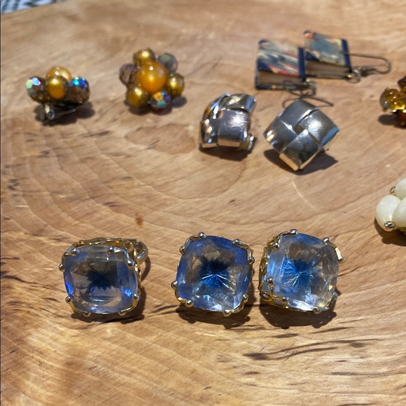 Assorted Vintage Earrings Set - Picture 6 of 7